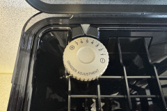 Das robuste Kegelmahlwerk aus Stahl bietet verschiedene Stufen – von sehr fein bis grob. Die Einstellung erfolgt direkt im Bohnenbehälter. (Foto: Testsieger.de)