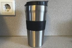 Für den Coffee-to-Go liefert De’Longhi einen hochwertigen Edelstahl-Thermobecher gleich mit. (Foto: Testsieger.de)
