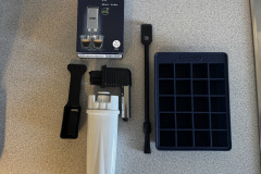 Zum Lieferumfang gehören u. a. Milchkaraffen, Wasserfilter, Silikon-Eiswürfelform, Reinigungszubehör und ein Edelstahl-Thermobecher. (Foto: Testsieger.de)