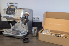 Ein echter Hingucker in der Küche: Mit ihrem gebürsteten Metallgehäuse, dem großen Touchdisplay und der soliden Verarbeitung wirkt die La Specialista Touch hochwertig und modern. (Foto: Testsieger.de)