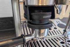 Clever gelöst: Der Siebträger startet den Mahlvorgang automatisch per Klick und der integrierte Tamper zeigt sofort, ob die Dosis stimmt. (Foto: Testsieger.de)