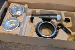 Umfangreiches Zubehör inklusive: Siebträger, Filtereinsätze, Tamper, Milchkanne und Reinigungszubehör sind bereits im Lieferumfang enthalten. (Foto: Testsieger.de)