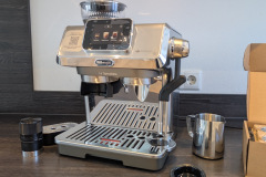 Trotz vieler Funktionen bleibt die Maschine kompakt und passt auch in kleinere Küchen. Das Edelstahl-Design sorgt für Barista-Flair zu Hause. (Foto: Testsieger.de)