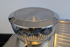 Der transparente Bohnenbehälter mit Metall-Deckel schützt das Aroma und fügt sich nahtlos in das hochwertige Design ein. (Foto: Testsieger.de)