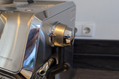 Über den seitlichen Drehknopf lässt sich die Auto-LatteArt-Dampflanze komfortabel zwischen automatischem und manuellem Modus umschalten. (Foto: Testsieger.de)