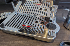 Praktisch im Alltag: Die große Abtropfschale mit Füllstandsanzeige ist leicht entnehmbar und einfach zu reinigen. (Foto: Testsieger.de)