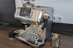 Mit knapp 11 Kilogramm Eigengewicht steht die Maschine stabil und vermittelt das Gefühl echter Barista-Qualität. (Foto: Testsieger.de)