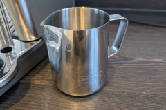 Die mitgelieferte Edelstahlkanne ermöglicht feinen Milchschaum – ideal für Cappuccino oder Flat White. (Foto: Testsieger.de)