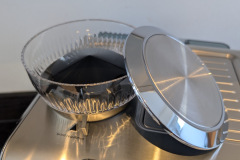 Die integrierte Mühle bietet 15 Mahlgrade und kann dank Bean Adapt-Technology präzise auf die verwendeten Bohnen abgestimmt werden. (Foto: Testsieger.de)