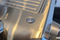 Praktisch platziert: Der Einschalter sitzt oben auf der Maschine und fügt sich unauffällig ins hochwertige Edelstahlgehäuse ein. (Foto: Testsieger.de)