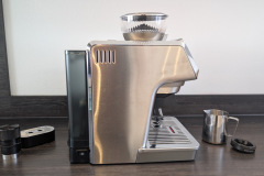 Kompakte Bauweise trotz Vollausstattung: Die Seitenansicht zeigt das stabile Edelstahlgehäuse und den integrierten Wassertank. (Foto: Testsieger.de)