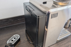 Kompakte Bauweise trotz Vollausstattung: Die Seitenansicht zeigt das stabile Edelstahlgehäuse und den integrierten Wassertank. (Foto: Testsieger.de)