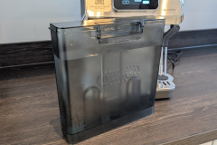 Der robuste Kunststofftank überzeugt durch hohe Stabilität und präzisen Sitz – auch gefüllt bleibt er angenehm handlich. (Foto: Testsieger.de)