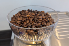 Der transparente Bohnenbehälter zeigt, was drin steckt: Frisch geröstete Bohnen für den nächsten Espresso. (Foto: Testsieger.de)