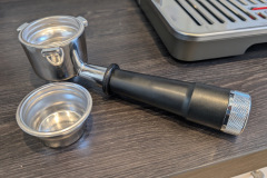 Der massive Siebträger liegt schwer und hochwertig in der Hand – verschiedene Einsätze ermöglichen flexible Getränkemengen. (Foto: Testsieger.de)