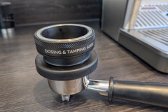 Der integrierte Dosing & Tamping Guide sorgt für reproduzierbare Ergebnisse und erleichtert das präzise Arbeiten. (Foto: Testsieger.de)