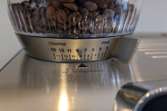 Feines oder grobes Mahlgut? Die 15-stufige Mahlgradeinstellung erlaubt exakte Kontrolle über die Kaffeekonsistenz. (Foto: Testsieger.de)