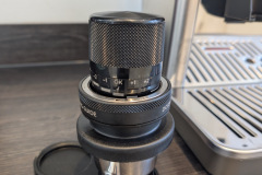 Über die Skala am Tamper sehen wir immer genau, wieviel Pulver sich im Siebträger befindet. (Foto: Testsieger.de)