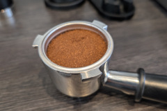 Gleichmäßiger Kaffeepuck: Dank automatischer Dosierung und Tamper mit Füllstandsanzeige gelingt die Vorbereitung präzise und reproduzierbar. (Foto: Testsieger.de)