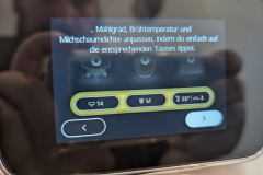 Mahlgrad, Brühtemperatur und Milchschaumdichte lassen sich direkt am Display anpassen – intuitiv und übersichtlich. (Foto: Testsieger.de)