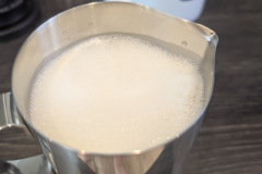 Im Automatikmodus gelingt feinporiger, cremiger Milchschaum – auch mit pflanzlichen Alternativen. (Foto: Testsieger.de)