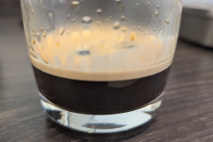 Der Espresso überzeugt im Test mit dichter, beständiger Crema und klarem, natürlichem Geschmacksbild. (Foto: Testsieger.de)
