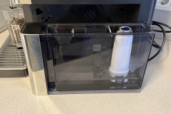 Der große 2,2-Liter-Wassertank reicht für über 10 Tassen und ist leicht entnehmbar. (Foto: Testsieger.de)