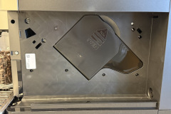 Die Brühgruppe lässt sich zur Reinigung einfach entnehmen und unter Wasser abspülen. (Foto: Testsieger.de)