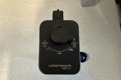 Über den Drehregler lässt sich die Milchschaumkonsistenz einfach und stufenlos einstellen. (Foto: Testsieger.de)