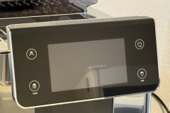 Das zentrale 5-Zoll-Touchdisplay ist das Herzstück der Bedienung – modern, intuitiv und übersichtlich gestaltet. (Foto: Testsieger.de)