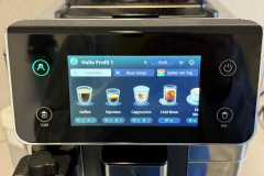 Über das Touchdisplay lassen sich zahlreiche Getränke mit wenigen Fingertipps individuell anpassen und starten. (Foto: Testsieger.de)