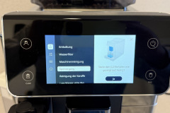 Alle wichtigen Wartungsfunktionen wie Entkalkung oder Reinigung lassen sich direkt über das Menü starten. (Foto: Testsieger.de)
