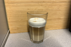 Insgesamt liefert die PrimaDonna Aromatic sehr überzeugende Ergebnisse: Der Milchschaum ist feinporig, stabil und cremig, die Temperatur perfekt abgestimmt. Die Schichtung beim Latte Macchiato gelingt nahezu ideal – ein Getränk auf Barista-Niveau. (Foto: Testsieger.de)