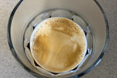 Die PrimaDonna Aromatic überzeugt auch bei klassischem Kaffee: Die Crema ist feinporig, gleichmäßig und besitzt eine schöne, haselnussbraune Farbe – ein Zeichen für eine gelungene Extraktion.