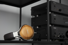 Denon_AH-D9200_Headphones_Lifestyle_004_01