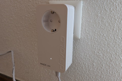 Der Basisadapter fügt sich unauffällig ins Wohnumfeld ein und bildet die robuste Verbindung zum Router. (Foto: Testsieger.de)