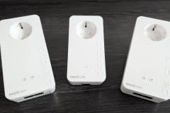 Die drei Adapter präsentieren sich hochwertig verarbeitet und bereit für den Einsatz. Durch das Hybridkonzept entsteht ein leistungsstarkes Netzwerk ohne Neuverkabelung. (Foto: Testsieger.de)