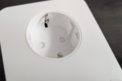 Die integrierte Steckdose verhindert den Verlust eines Wandanschlusses und zeigt, wie smart das Design durchdacht wurde. (Foto: Testsieger.de)