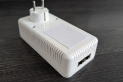 Großzügige Belüftungsschlitze sorgen trotz spürbarer Wärmeentwicklung für einen sicheren Dauerbetrieb. (Foto: Testsieger.de)