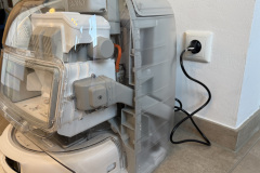 Durch die transparente Bauweise von Roboter und Station lassen sich die Reinigungs- und Wartungsprozesse gut nachvollziehen, sodass man dem DJI Romo P beim Entleeren und Pflegen in der Station förmlich zusehen kann. (Foto: Testsieger.de)