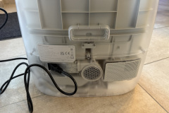 An der Rückseite der Reinigungsstation ist der feste Stromanschluss zu sehen. Eine integrierte Kabelaufwicklung fehlt, sodass überschüssiges Kabel extern verstaut werden muss. (Foto: Testsieger.de)