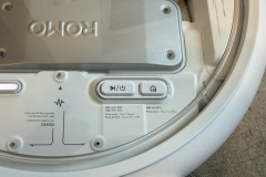 Auf der Oberseite des DJI Romo P befinden sich zwei physische Tasten zum Starten und Pausieren der Reinigung sowie zur Rückkehr zur Station. Die reduzierte Tastenanordnung ermöglicht eine einfache manuelle Bedienung direkt am Gerät. (Foto: Testsieger.de)