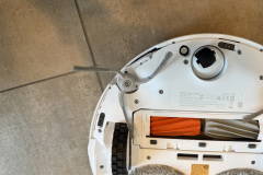 Die ausfahrbare Seitenbürste sorgt dafür, dass der DJI Romo P selbst Schmutz entlang von Wänden und Stuhlbeinen zuverlässig aufnimmt. (Foto: Testsieger.de)