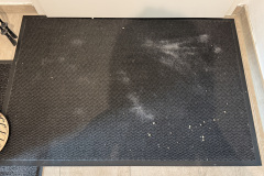 Nach dem Saugdurchgang bleiben auf dem Teppich sichtbare Rückstände zurück. (Foto: Testsieger.de)