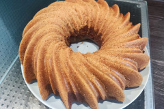 Selbst ohne Glasur wirkt der Gugelhupf durch die Sonnenstruktur dekorativ. (Foto: Testsieger.de)