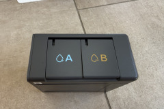 Es gibt einmal eine Box mit Reinigungsmittel für normalen Schmutz (A) und einmal gegen Tiergerüche (B). (Foto: Testsieger.de)