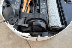 Dank anhebbarem Fahrwerk überwindet der Roboter auch höhere Teppichkanten und Türschwellen mühelos. (Foto: Testsieger.de)