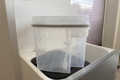 Der Wassertank lässt sich einfach entnehmen und wieder einsetzen. (Foto: Testsieger.de)