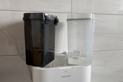 Der Frischwassertank fasst 4,5 Liter – einen Festwasseranschluss unterstützt die Station nicht, befüllt werden die Tanks daher manuell. (Foto: Testsieger.de)