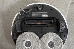 Zwei rotierende Wisch-Pads, eine ausfahrbare Seitenbürste und die TriCut-Hauptbürste bilden die Reinigungstechnik auf der Unterseite. (Foto: Testsieger.de)